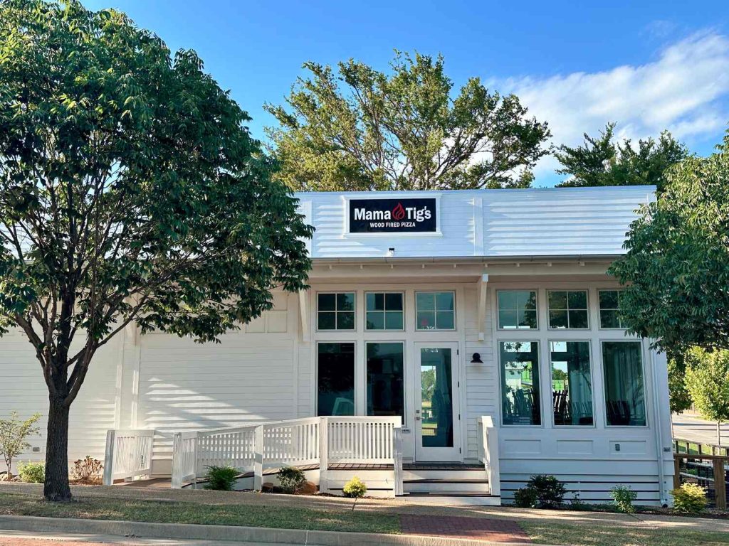 The exterior of Mama Tig's pizza, a delicious pizza joint in Carlton Landing.