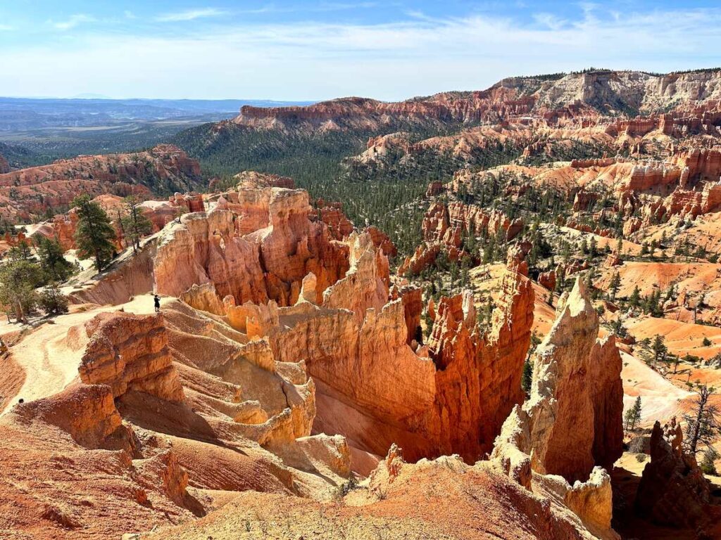 A view from the navajo loop trail in Bryce Canyon National Park featuring stunning hoodoos.